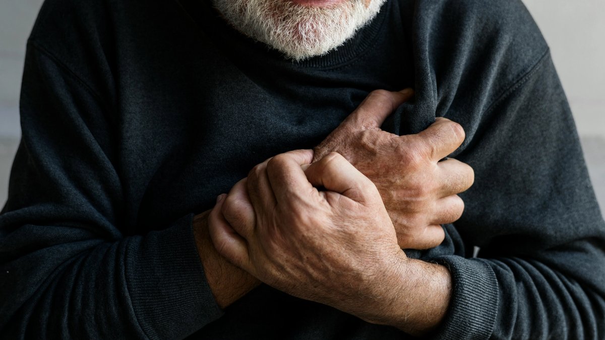 Medical illustration of angina pectoris showing reduced blood flow to the heart